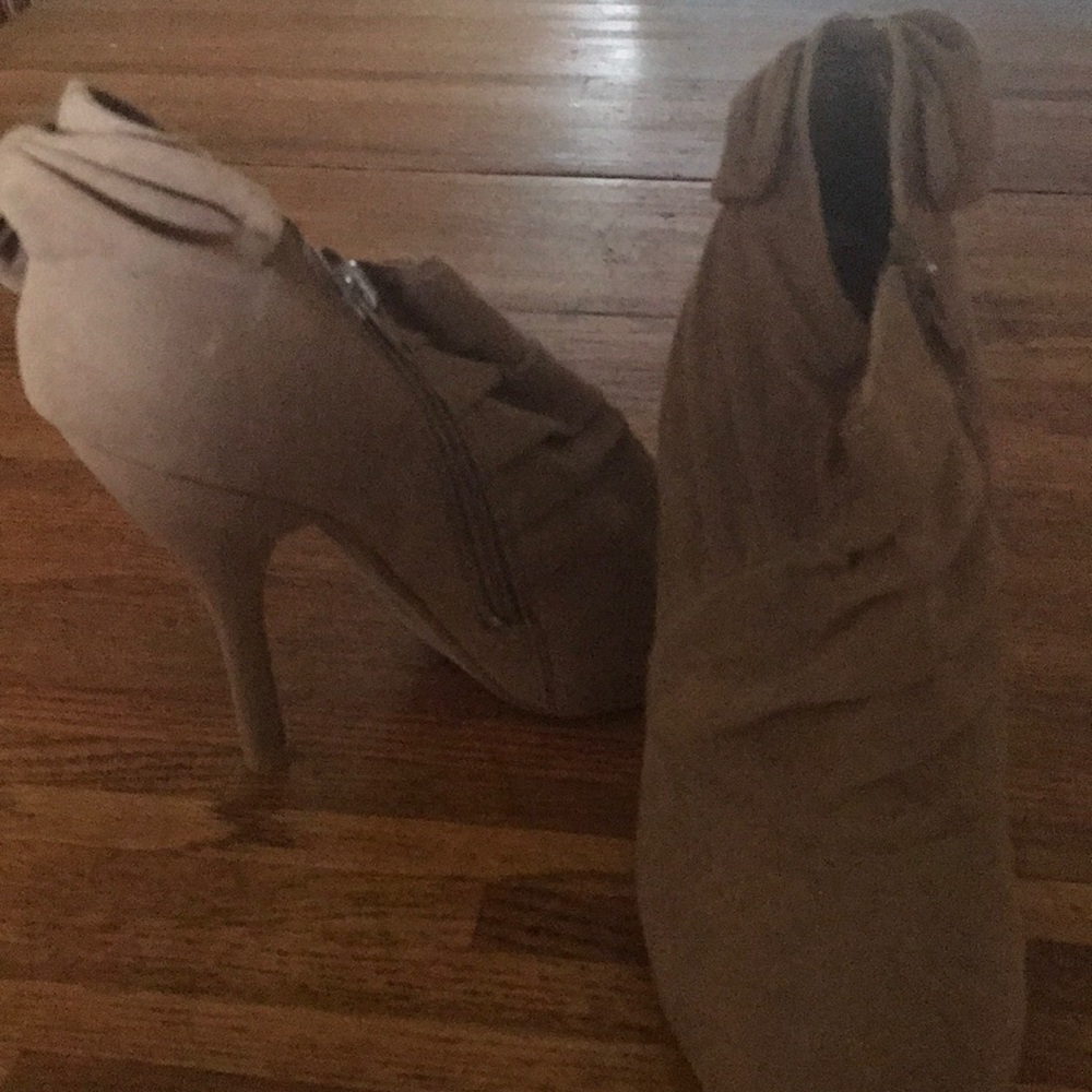 Ankle books , Swede. Taupe zipper on
